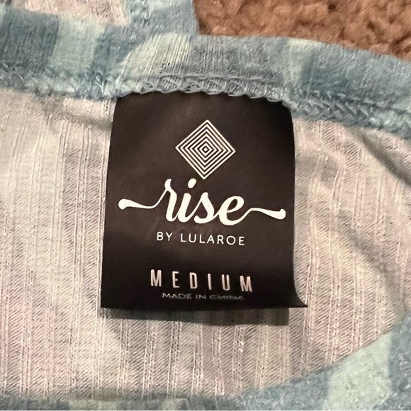 Lularoe Rise Triumphant Tank knot Top Size Medium Stripe Waves NWT - Picture 4 of 6